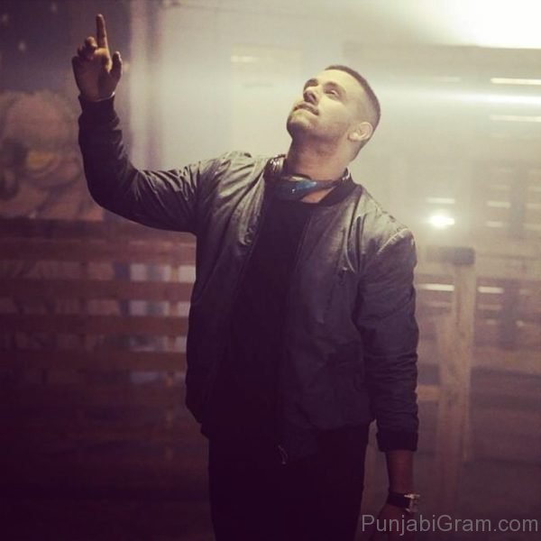Picture Of Fashionable Jaz Dhami 298