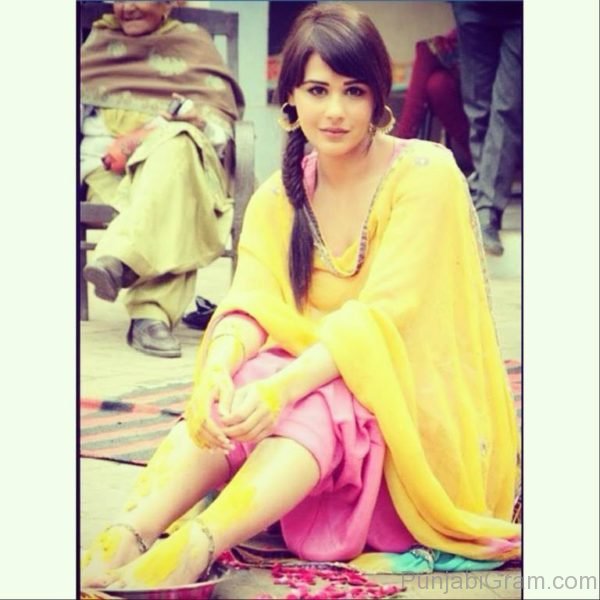 Picture Of Mandy Takhar Looking Nice 069