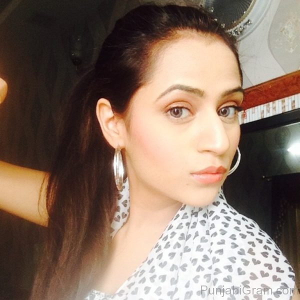 Punjabi Actress Oshin Brar 001