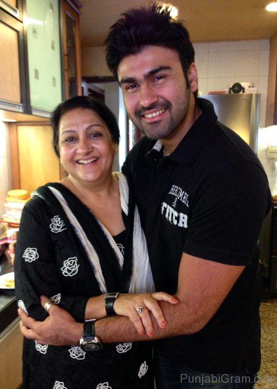 Arya Babbar With His Mom