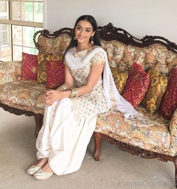 Priya Bharat Khanna Looking Classy