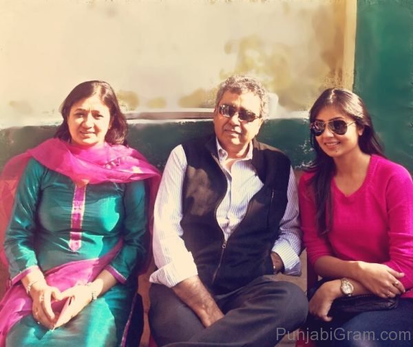 Bhanushree Mehra With Her Mom And Dad