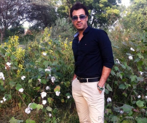 Gavie Chahal Looking Smart Picture