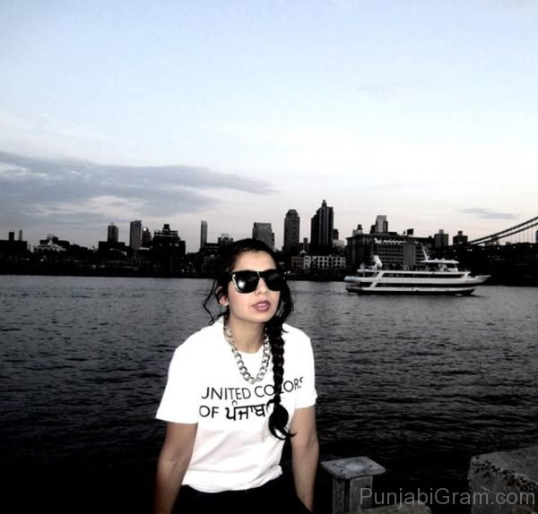 Jasmine Sandlas In White T Shirt