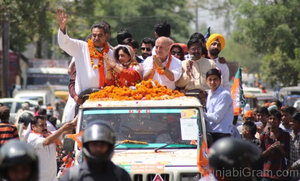 Kirron Kher And Anupam Kher During Road Show