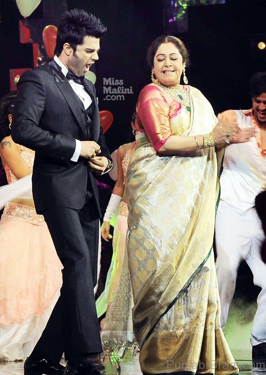 Kirron Kher Dancing With Manish Malhotra